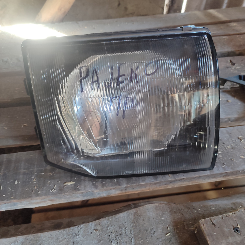 Фара mitsubishi pajero 2 права