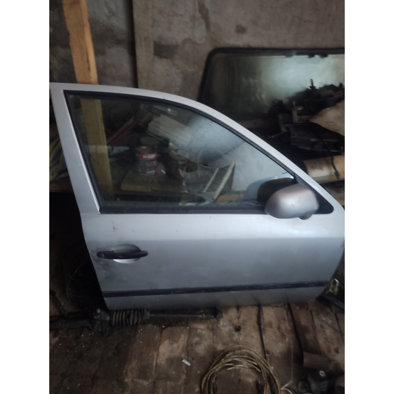 Дверні праві передні Октавія тур