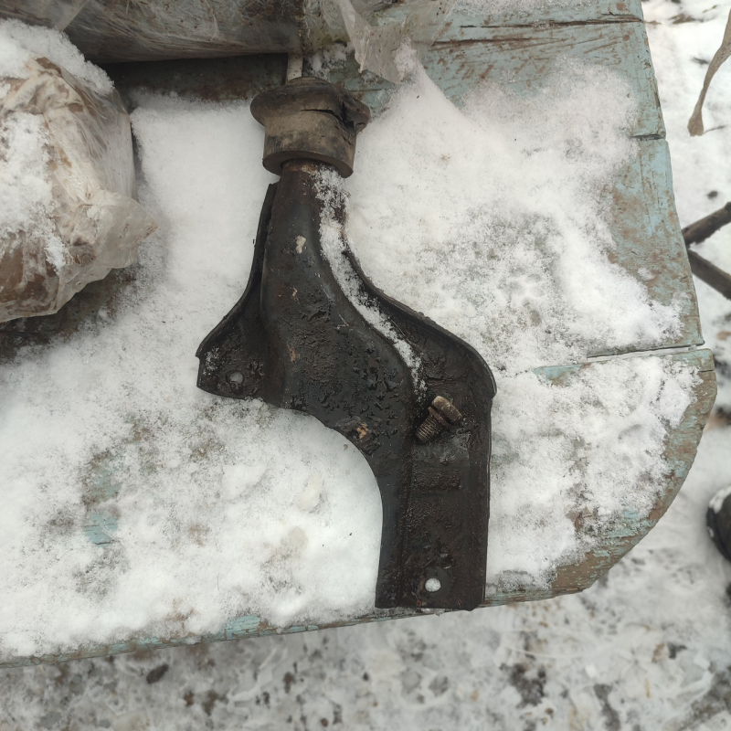 Кронштейн двигун передній ауді 80